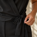 Blusa sin manga con nudo al costado